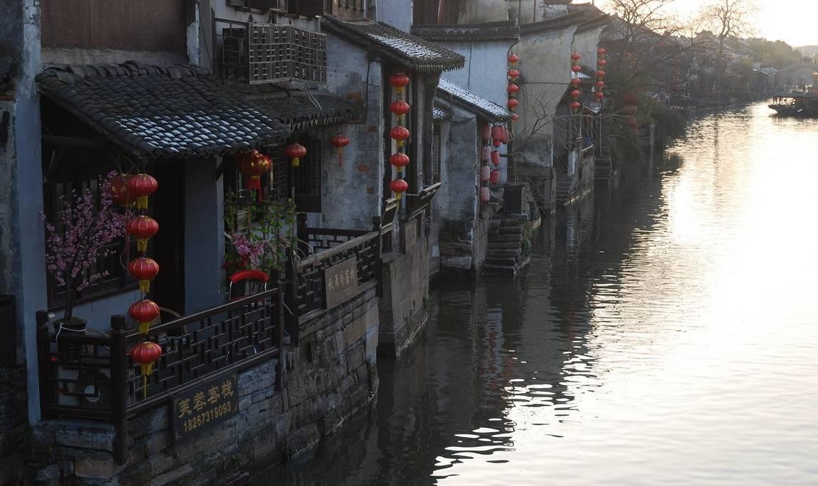 洒水车洒水成冰，多名路人滑倒，你觉得低温洒水合适吗？游戏画面